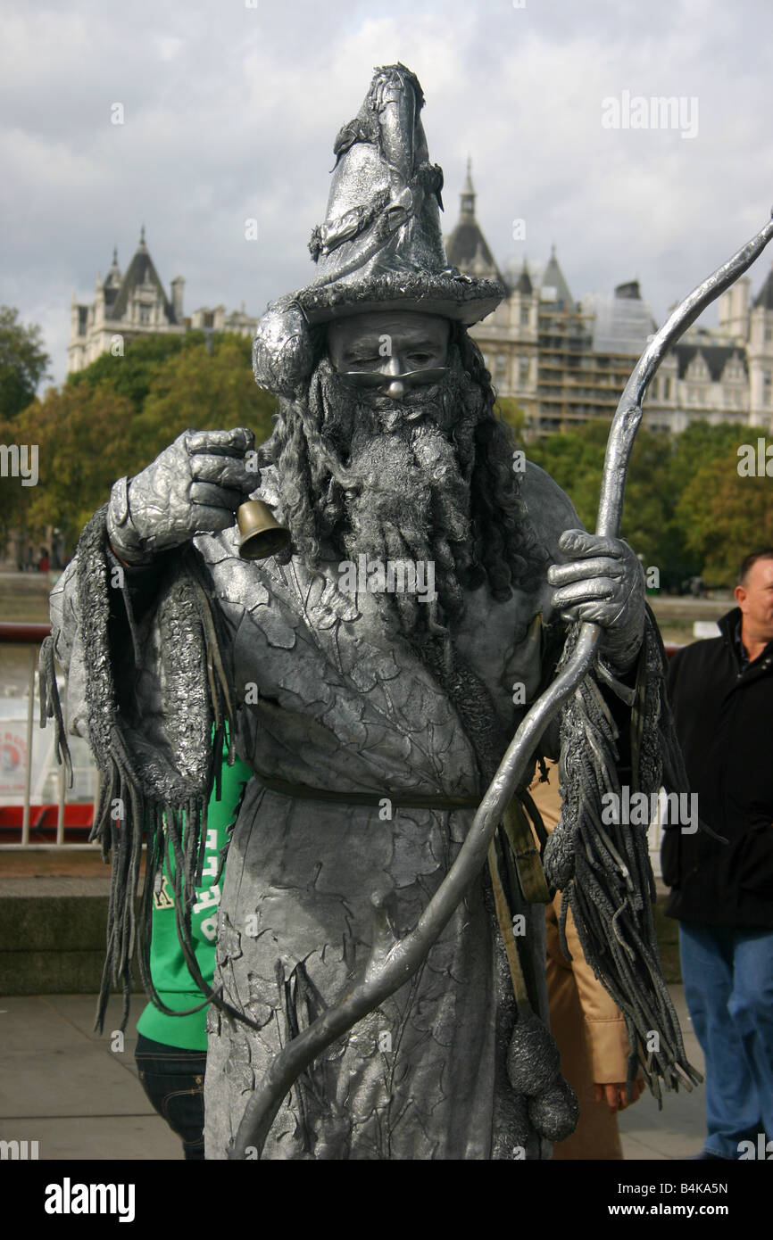 Street intrattenitore vestita come una statua sulla riva sud del Tamigi vicino a Londra Waterloo Foto Stock