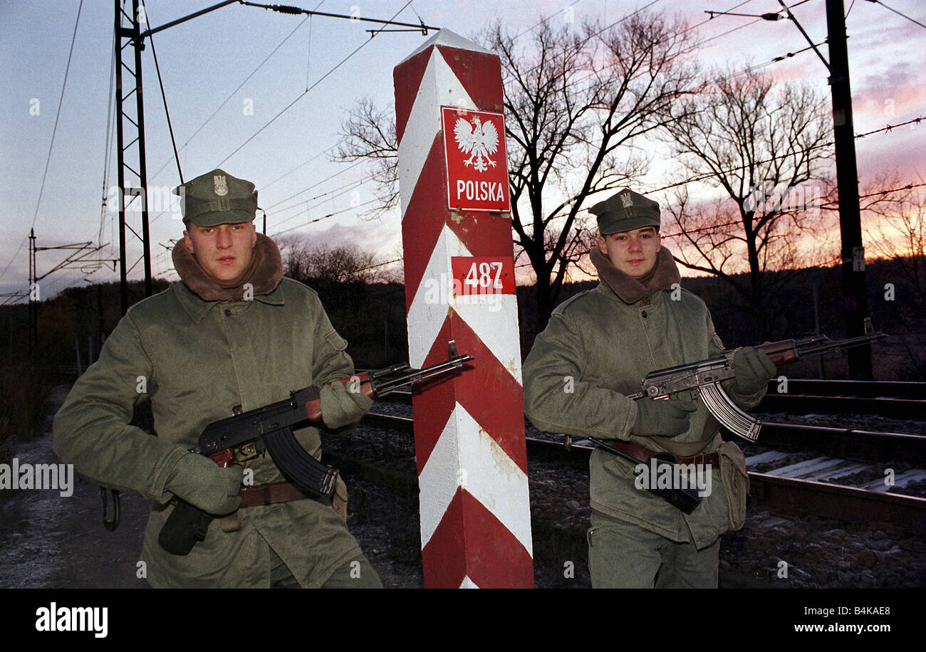 Il polacco di guardia di frontiera ufficiali con pistole a un polo di confine al confine Polish-German, Polonia Foto Stock