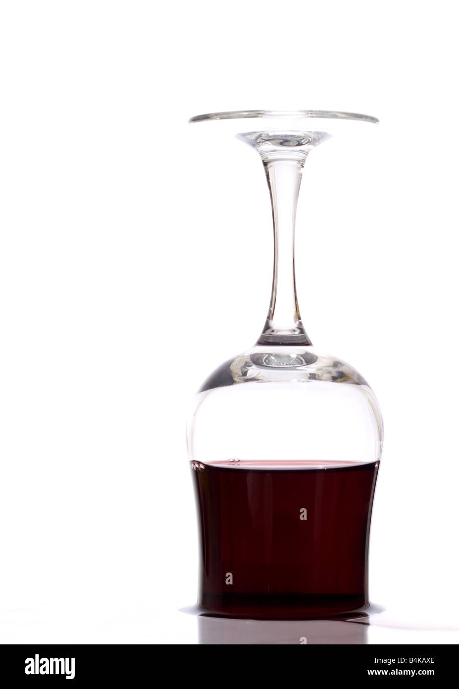 Di vetro riempita con il vino rosso in piedi a testa in giù è il momento di dire di no Foto Stock