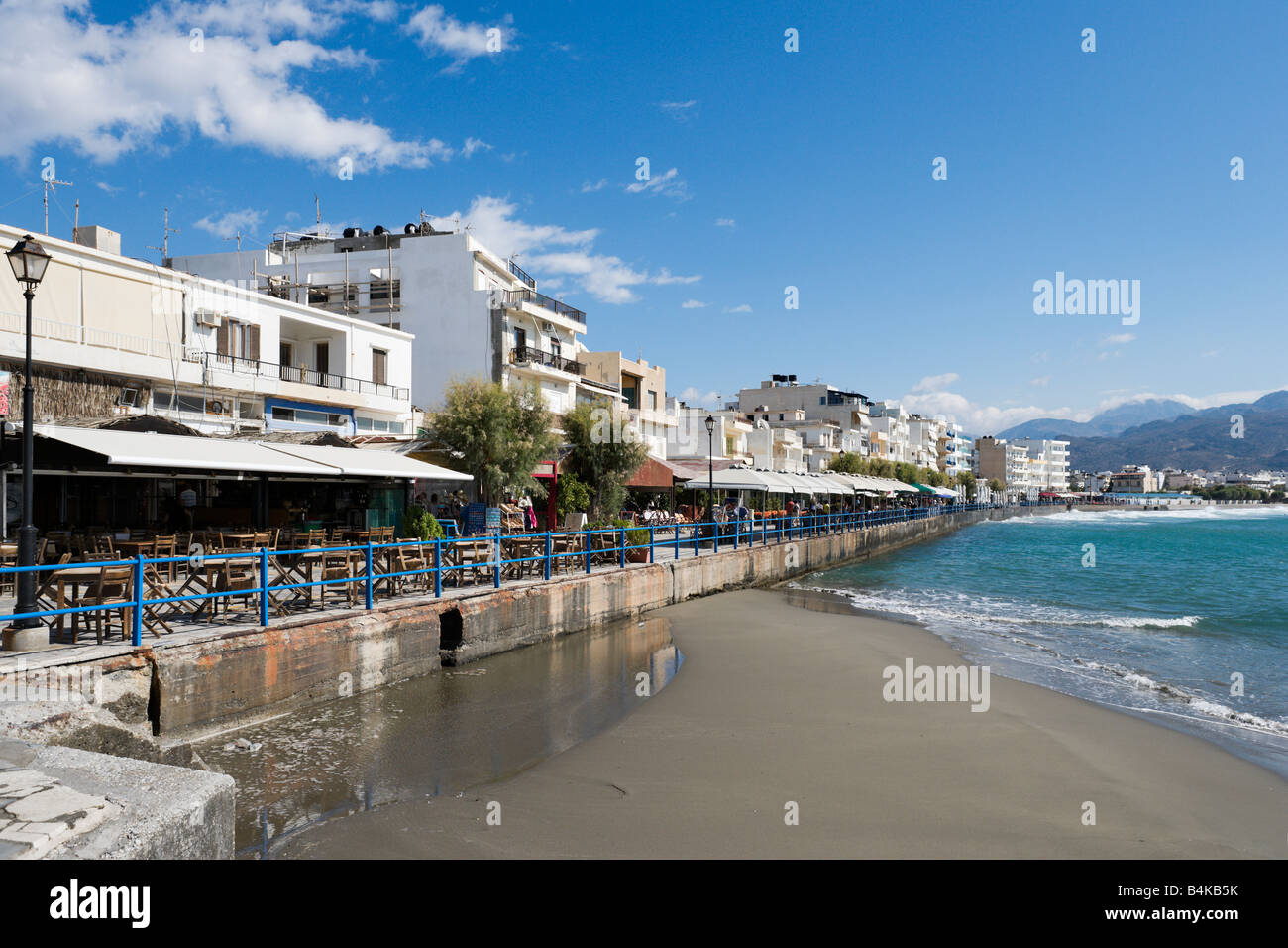 La passeggiata sul lungomare nel centro del resort, Ierapetra, Creta, Grecia Foto Stock