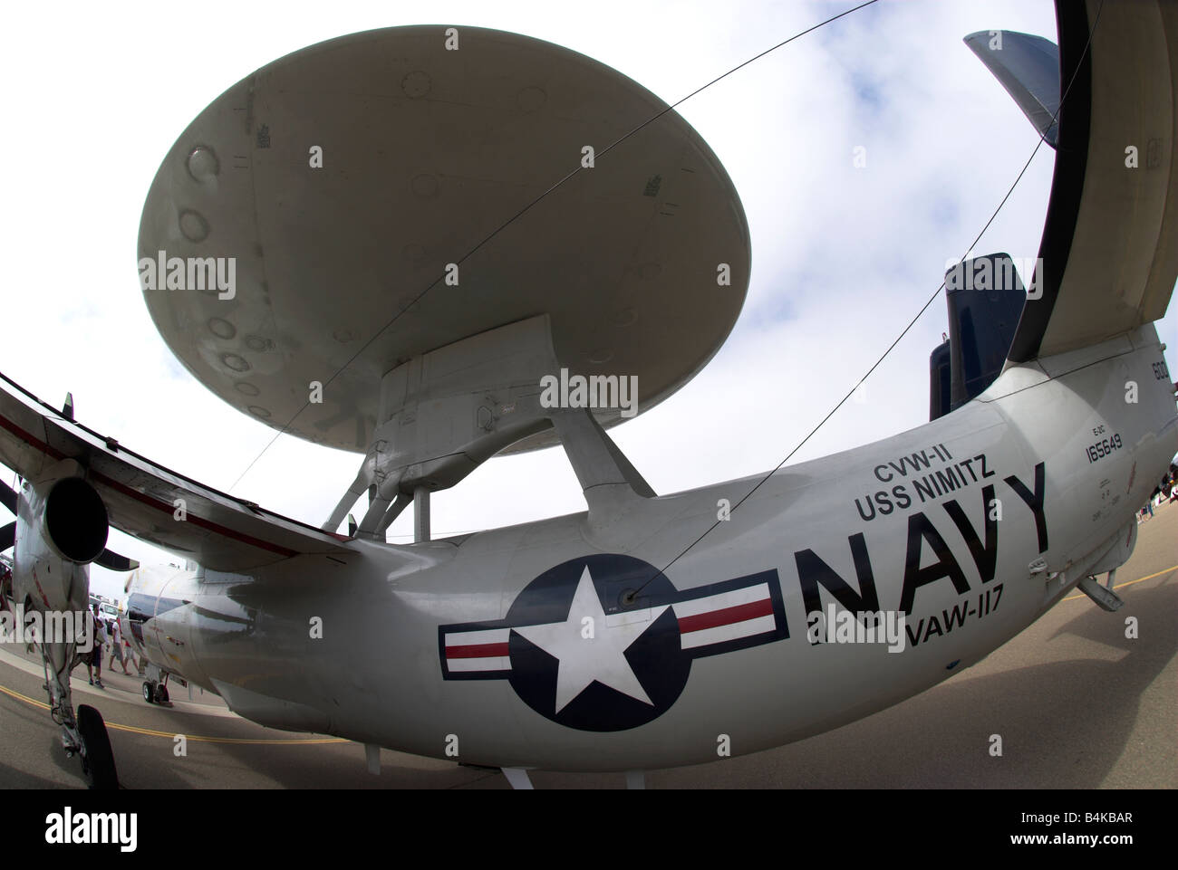 Un'E-2 Hawkeye Airborne Early Warning velivolo in un air show al NAS North Island, Coronado, California, Stati Uniti d'America (Vista fisheye) Foto Stock