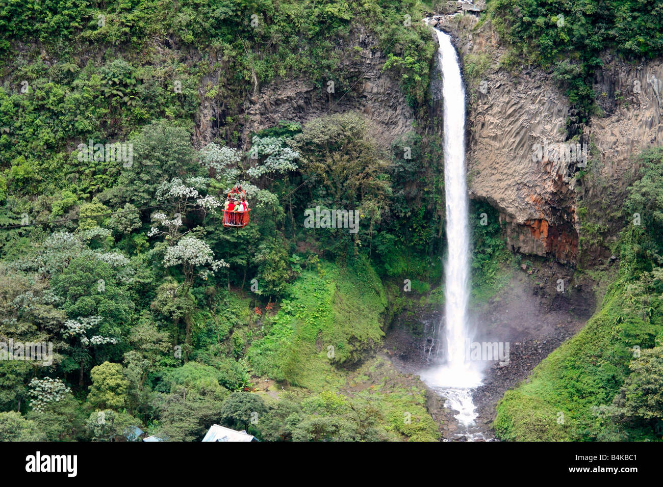 La cascata e la funivia, su Rio Pastaza, sulla Ruta de las Cascadas, vicino a Banos, Ecuador Foto Stock