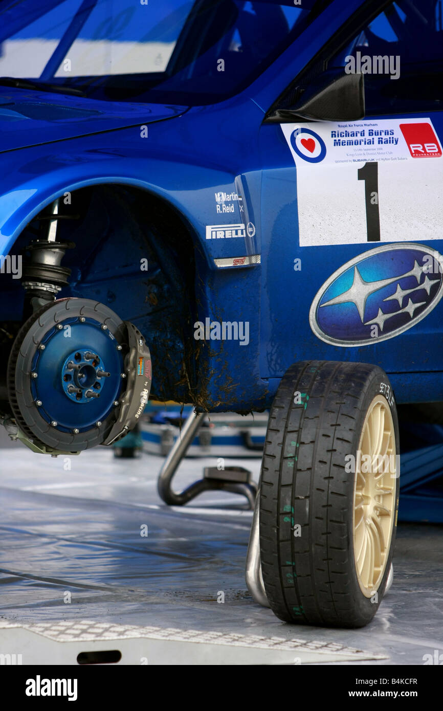 Un 2008 Subaru Impreza WRC Rally Car avente una ruota e pneumatico modifica durante un arresto del servizio. Foto Stock