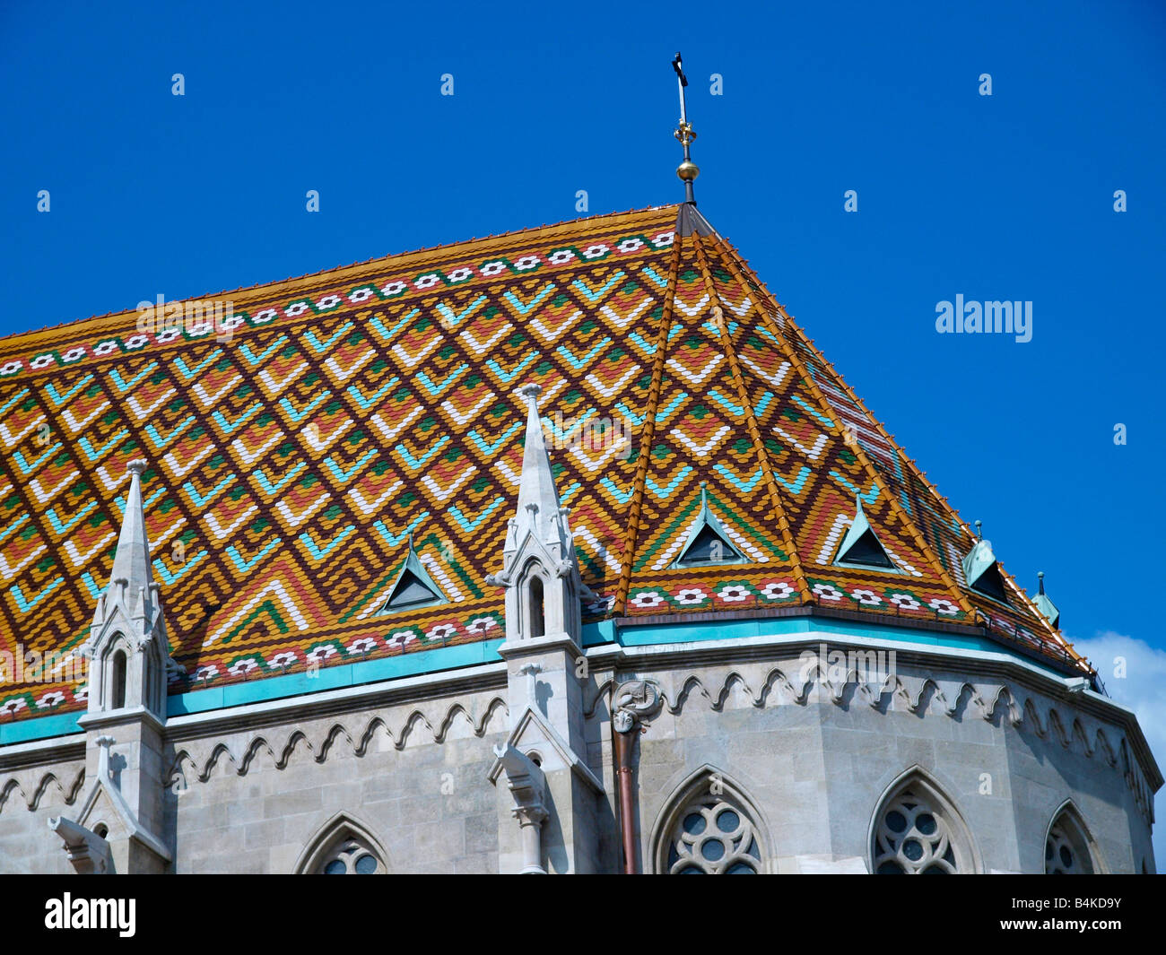 A motivi geometrici decorativi tegole del tetto Matyas Chiesa, Budapest, Ungheria Unione europea Foto Stock