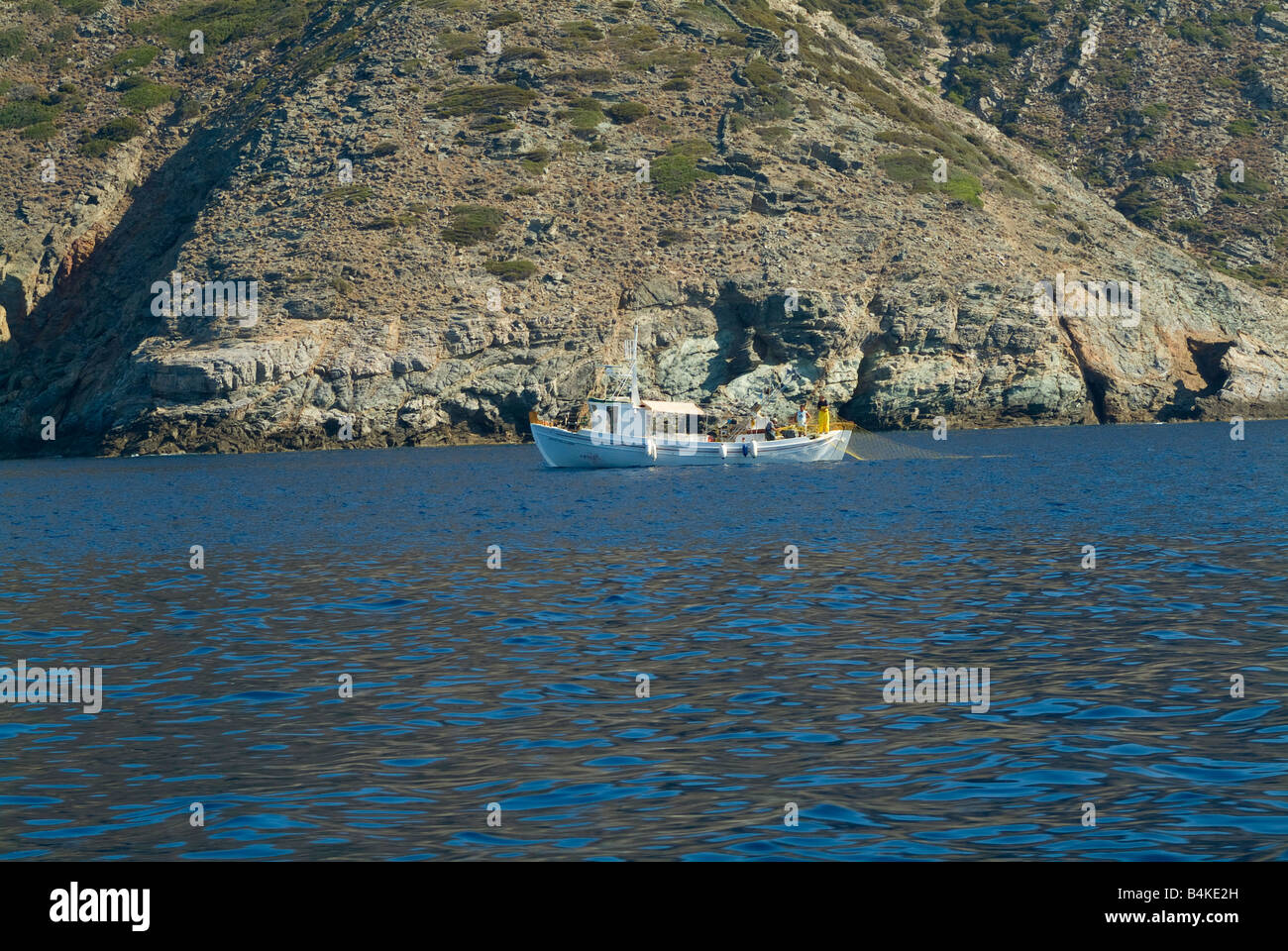 Un greco barca da pesca a strascico per pesci Off Lousa Bay Isola di Kithnos Cicladi Mar Egeo Grecia Foto Stock