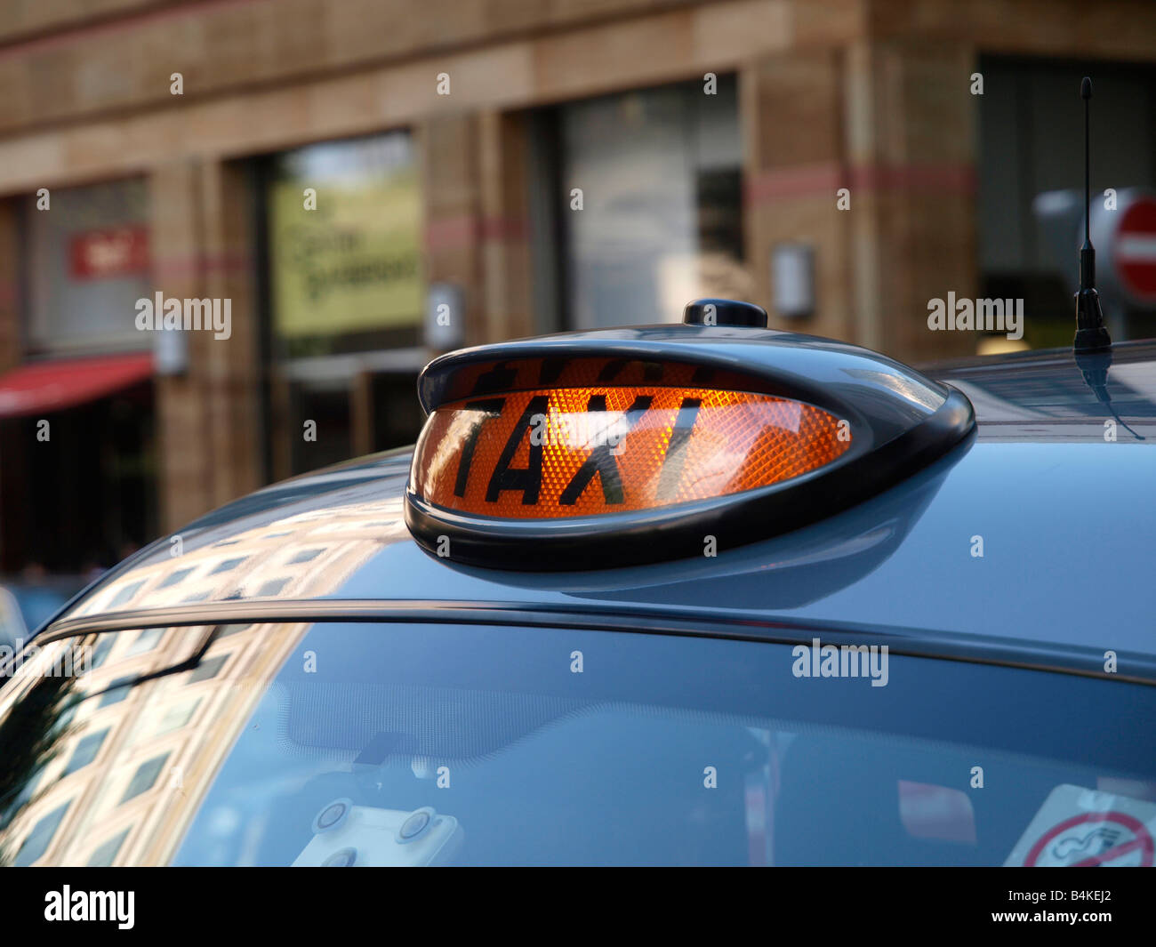 Taxi segno indicante che il taxi è disponibile per il noleggio a Canary Wharf Docklands di Londra Inghilterra REGNO UNITO Foto Stock