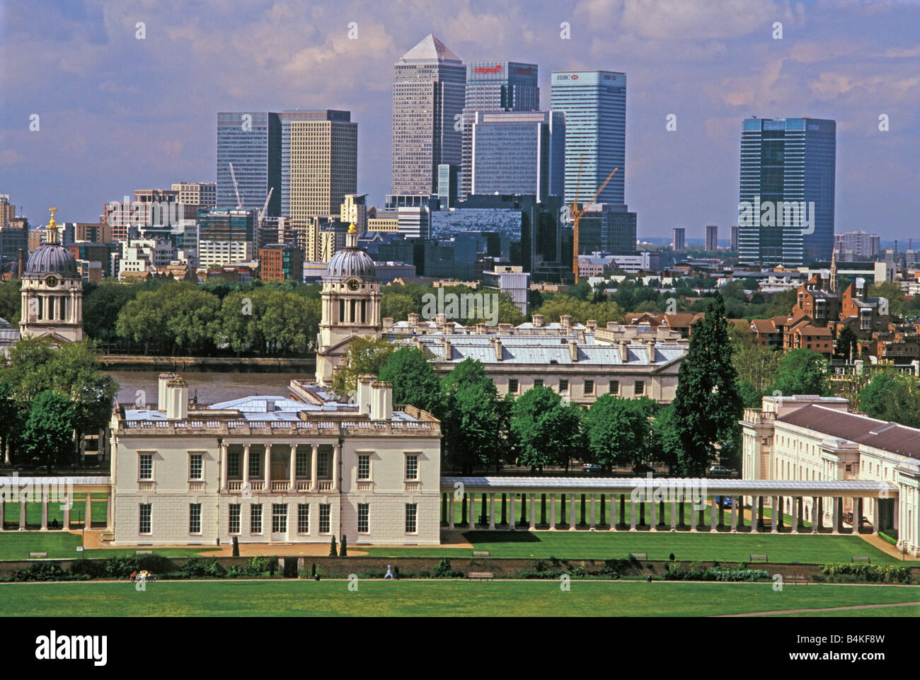 Vista dal Royal Observatory, guardando attraverso il parco di Greenwich verso Royal Naval College e da Canary Wharf, London, England, Regno Unito Foto Stock