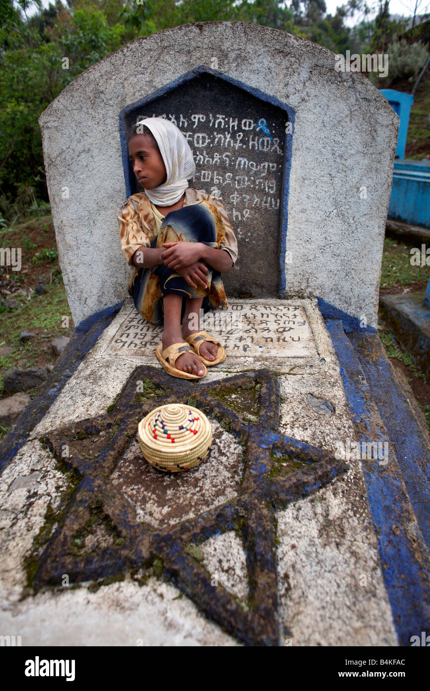 Falasha tombe nel cimitero del villaggio di Wolleka, Etiopia Foto Stock