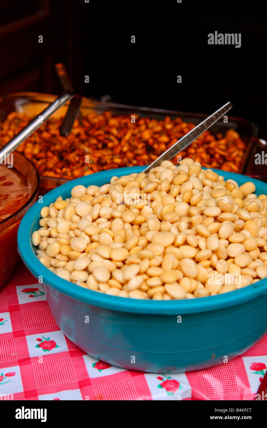 Spuntini ecuadoriana - mais tostato e Lupin (lupini) Fagioli, su un prodotto alimentare in stallo nel centro storico di Quito Foto Stock