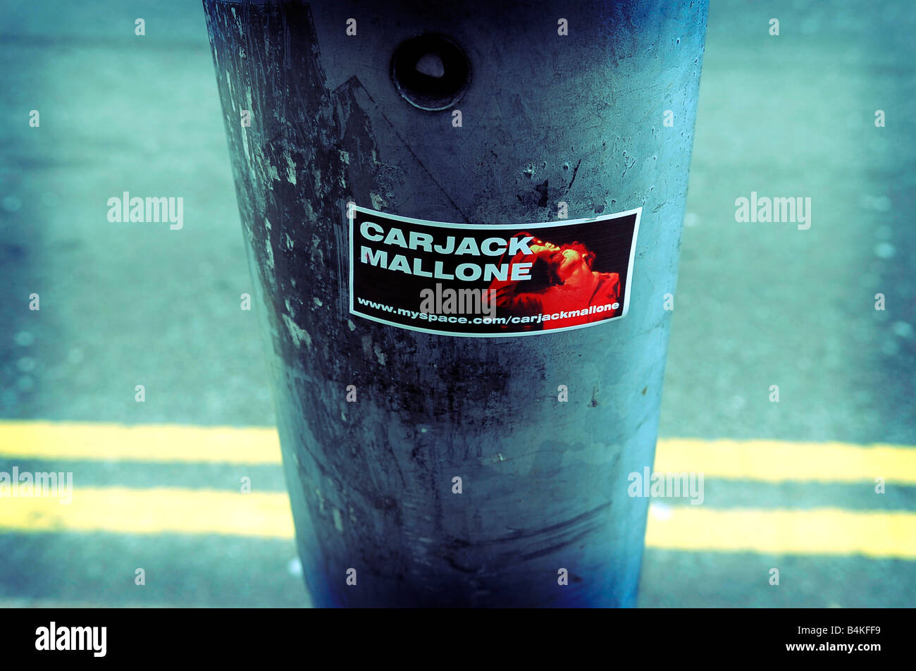 Carjack malone myspace sticker street urban lampost doppio giallo linee Northern Quarter Manchester REGNO UNITO Inghilterra Foto Stock