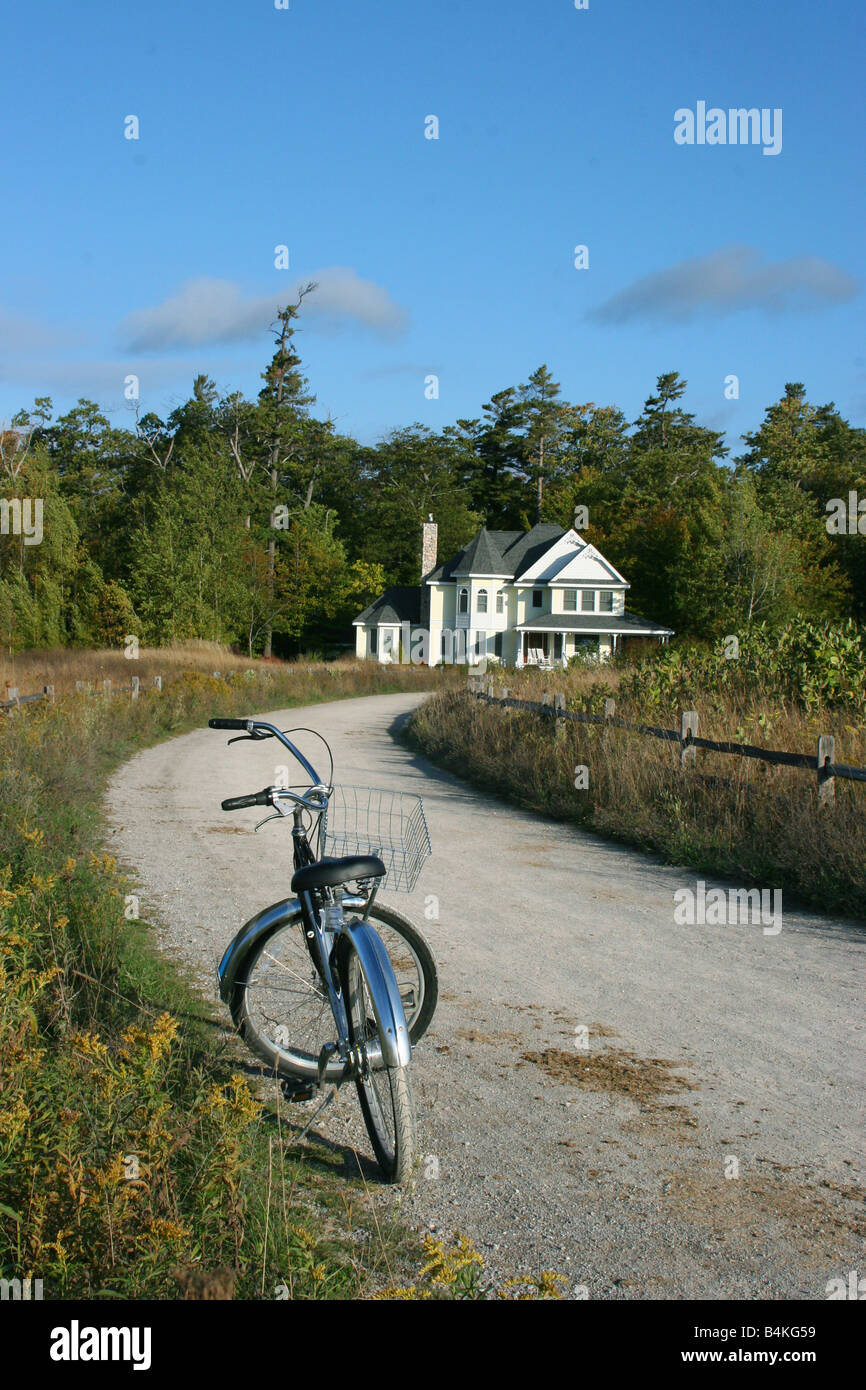 Queen Anne Home & Bicycle su Mackinaw Island Michigan USA, di Carol Dembinsky/Dembinsky Photo Assoc Foto Stock