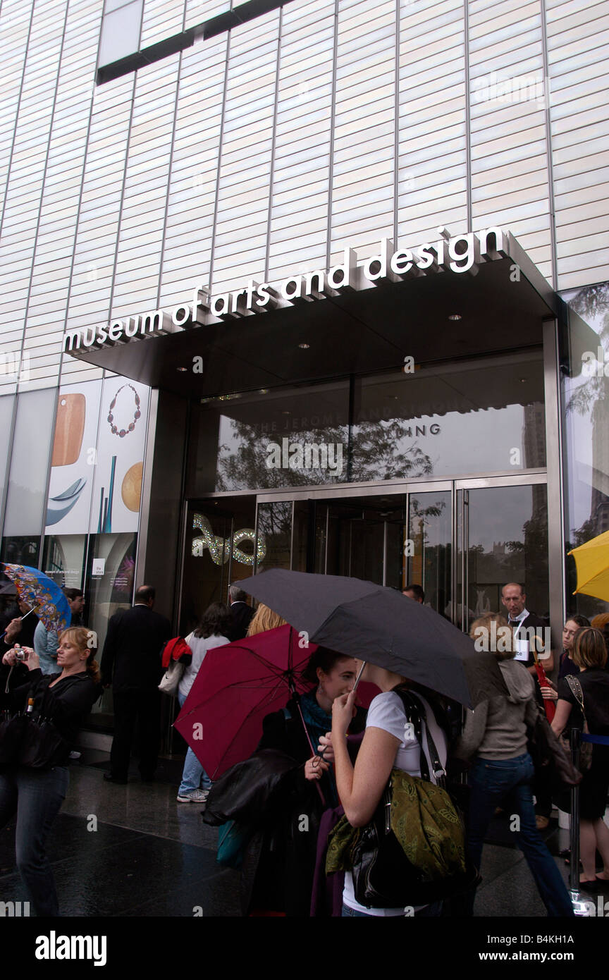 I partecipanti al weekend di apertura del Museo delle Arti e Design in Columbus Circle a New York Foto Stock