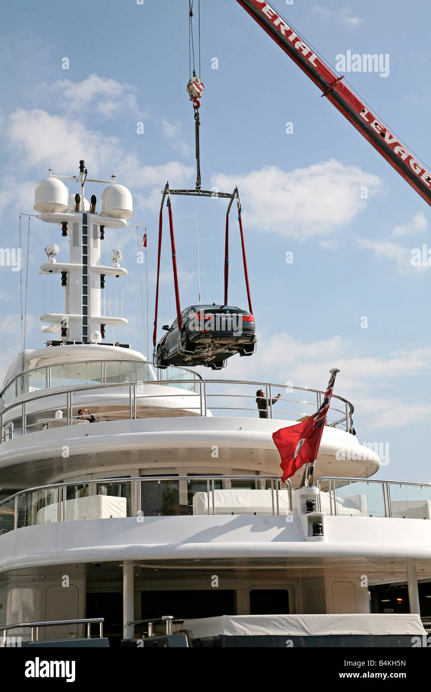 BMW Auto essendo caricati a bordo di uno yacht di lusso nel Principato di Monaco Foto Stock