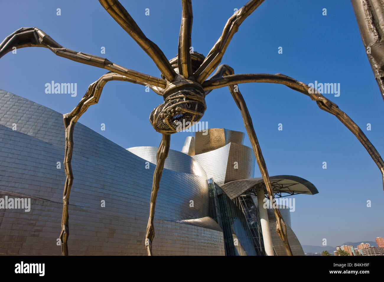 Una scultura di Louise Bourgeois al Museo Guggenheim a Bilbao, una città basca della Spagna settentrionale Foto Stock