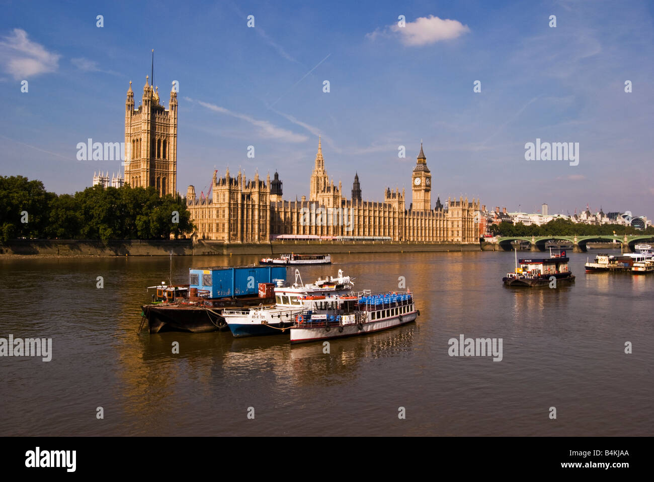 Barche ormeggiate sul fiume Tamigi fuori casa del parlamento, il London REGNO UNITO Foto Stock