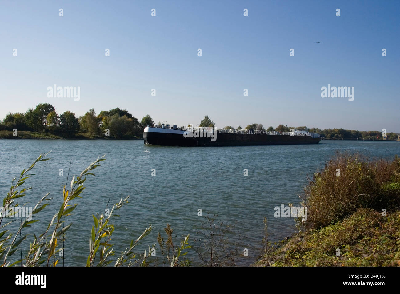 Navigazione sul canale di una nave per la navigazione interna Adobe RGB Foto Stock
