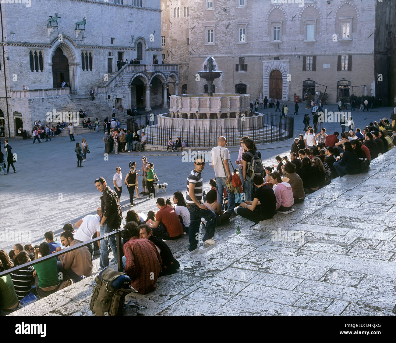 Sera La folla appendere fuori sulla scalinata del Duomo di San Lorenzo in Piazza IV Novembre, Perugia, Italia. Foto Stock