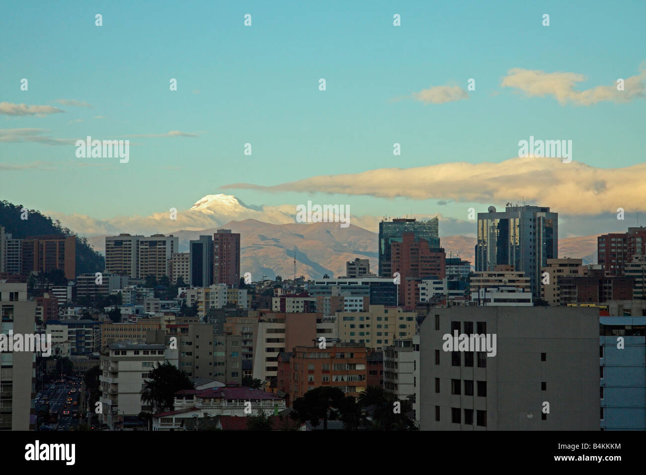 Vista del tramonto del vulcano Cayambe e il centro cittadino di Quito (parte nuova della città), Ecuador. Foto Stock