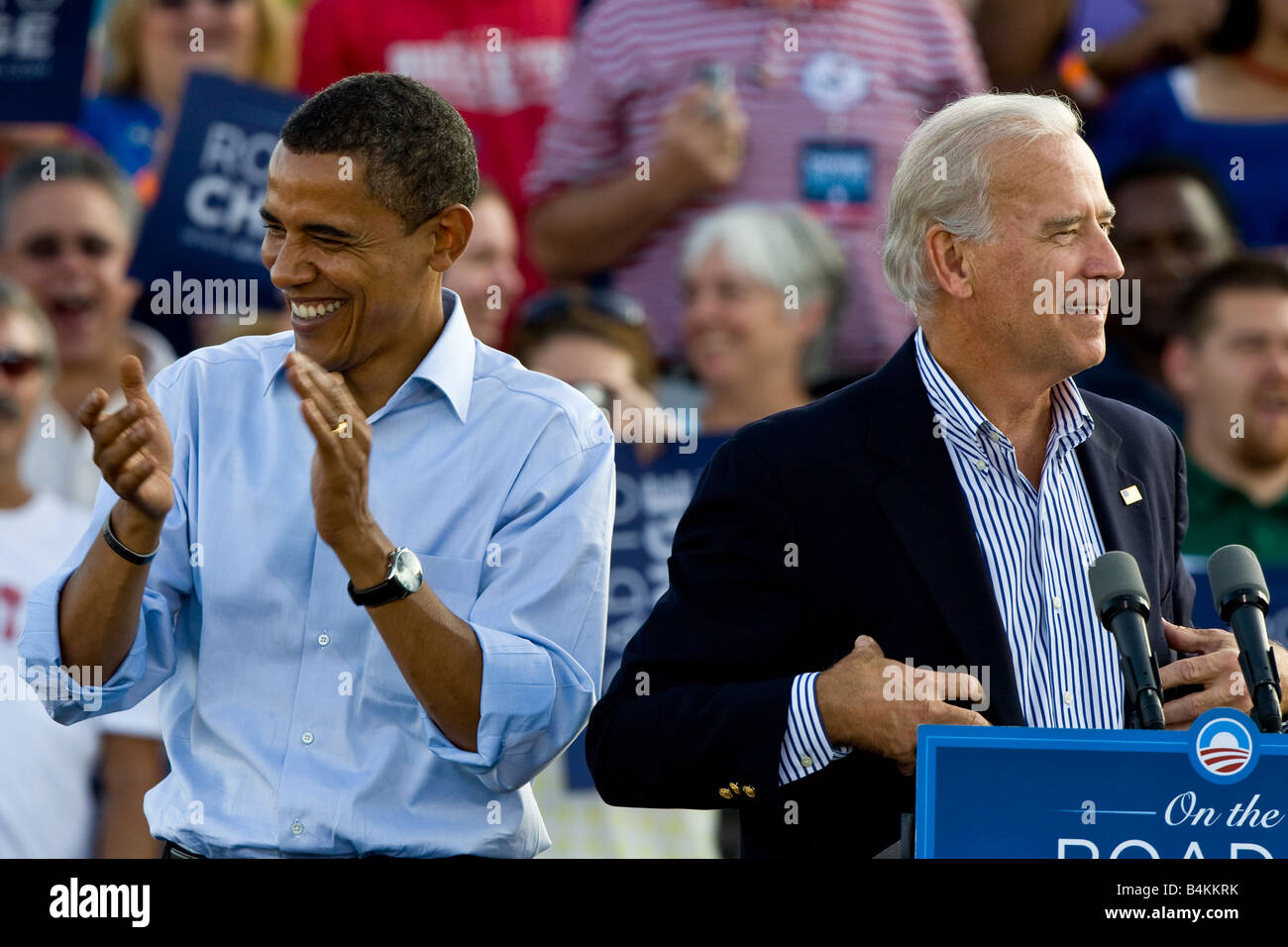 Barack Obama e Joe Biden pronunciare un discorso di fronte di sostenitori a Dublino Coffman High School in Dublin OH STATI UNITI D'AMERICA. Foto Stock