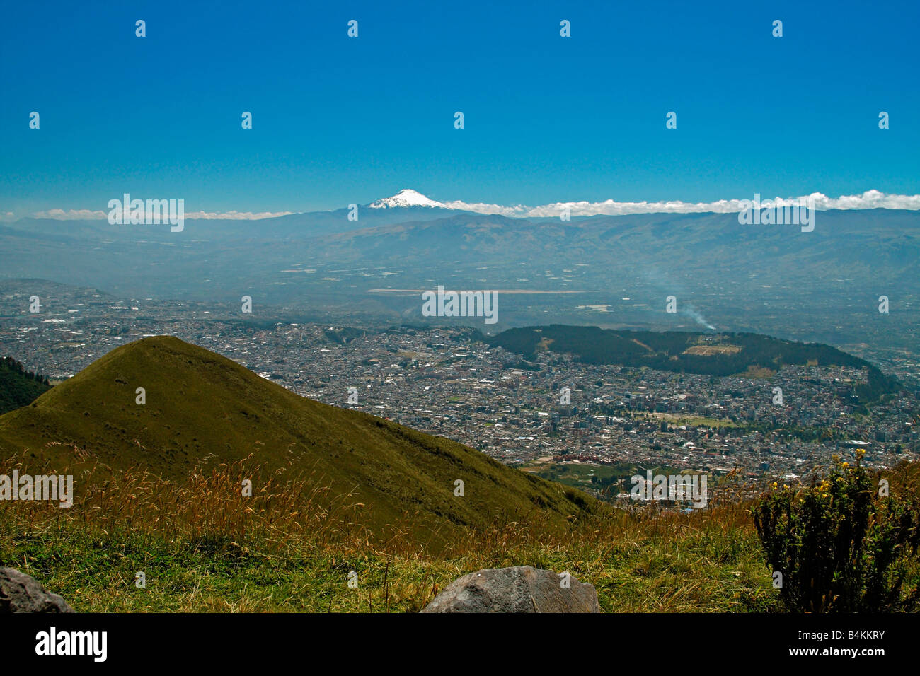 Vista del Vulcano Cayambe, Quito e sito del nuovo aeroporto di Quito, dalla cima del vulcano Pichincha, Quito, Ecuador. Foto Stock