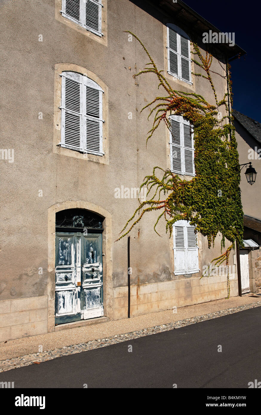 Un edificio francese con Ivy crescente su di esso Foto Stock