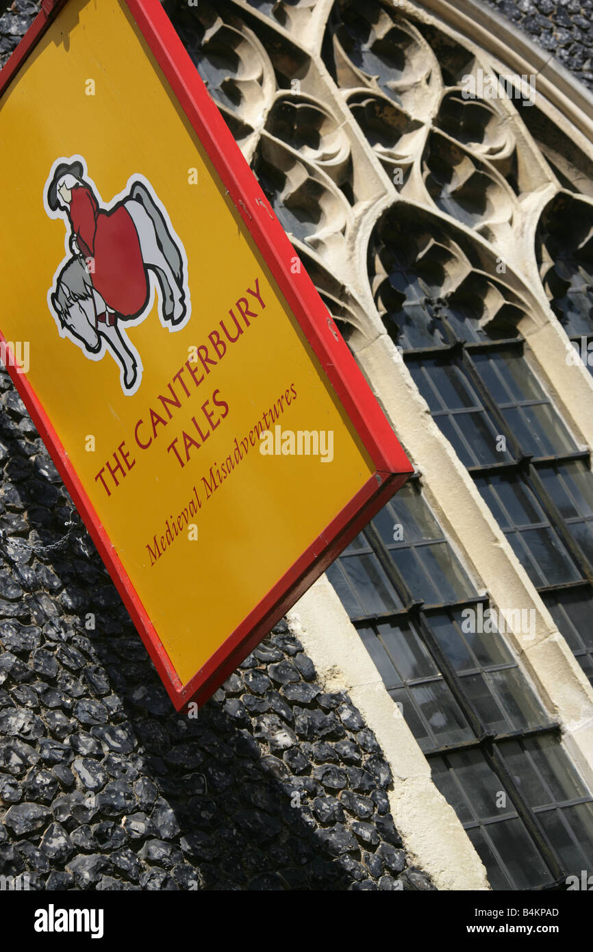 Città di Canterbury, Inghilterra. Il segno al di fuori il Museo di Canterbury Tales dedicata a Geoffrey Chaucer di Canterbury Tales. Foto Stock