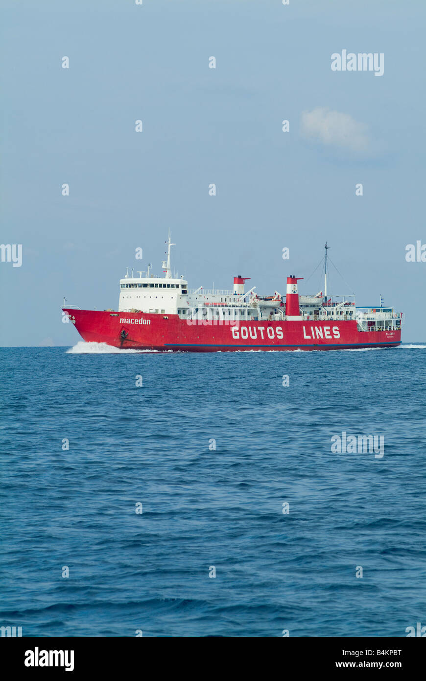 Il rosso mondati linee Goutos traghetto Crociera Macedon vicino Voukari nel Mare Egeo Kea Island Isole Cicladi Grecia Foto Stock