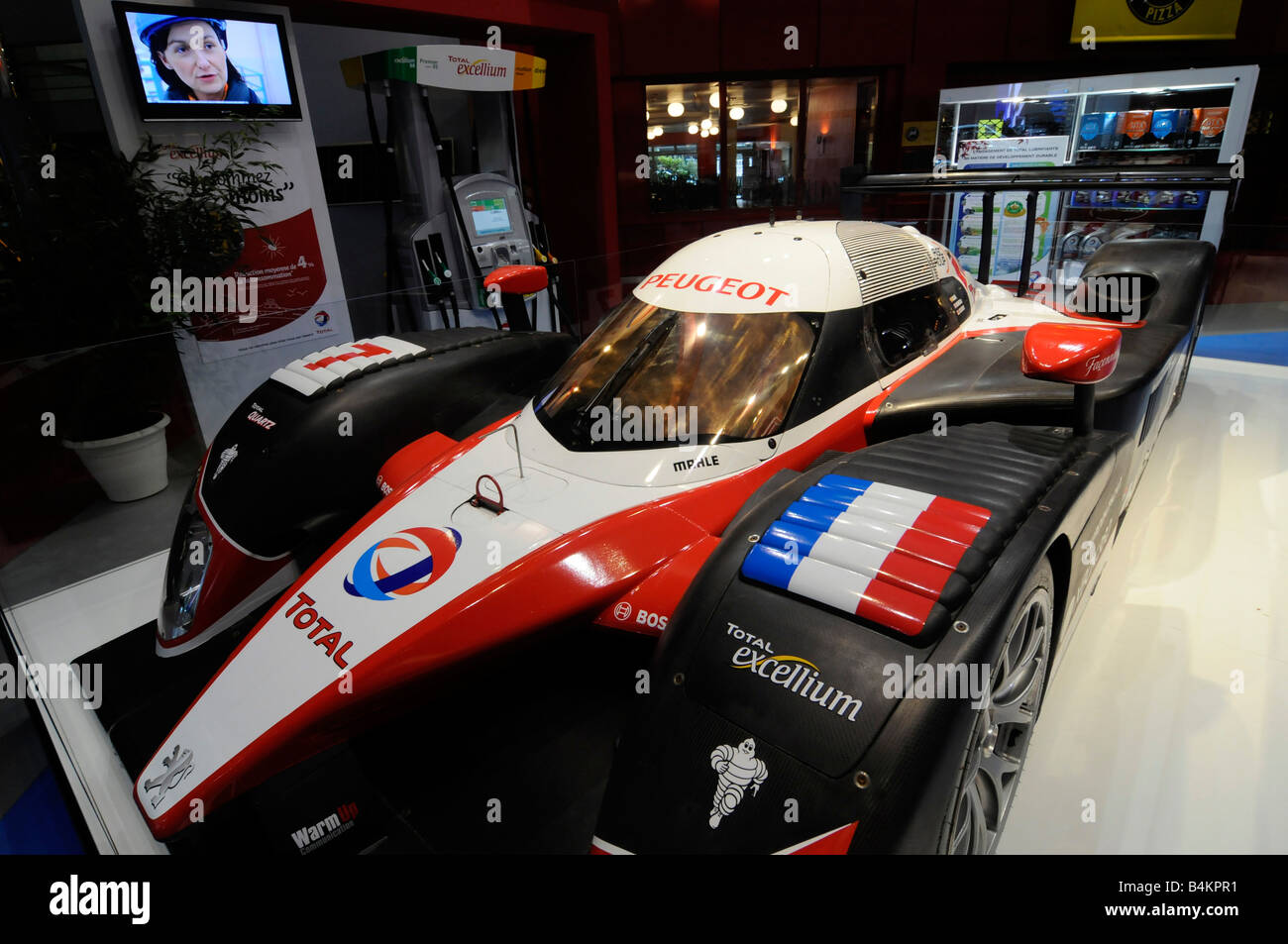 Una Formula One racing car sponsorizzato da ench Froil totale gigante esposti al Paris International Auto Motor Show. Foto Stock