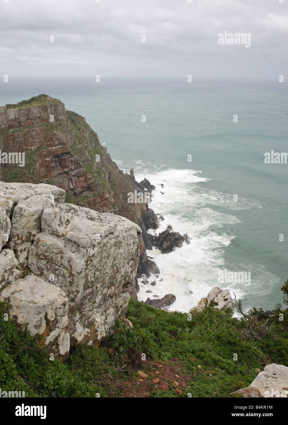 Il vecchio faro sul promontorio di Cape Point Penisola Table Mountain National Park cercando in mare Foto Stock