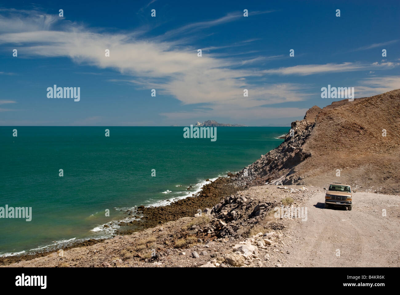 Pickup truck su strada sterrata in mare di Cortez costa a sud di Puertecitos Baja California Messico Foto Stock