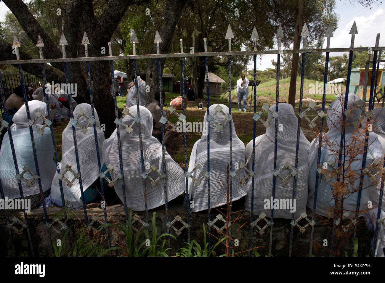 La donna etiope assistere alla messa nel villaggio di Adadi, Etiopia Foto Stock