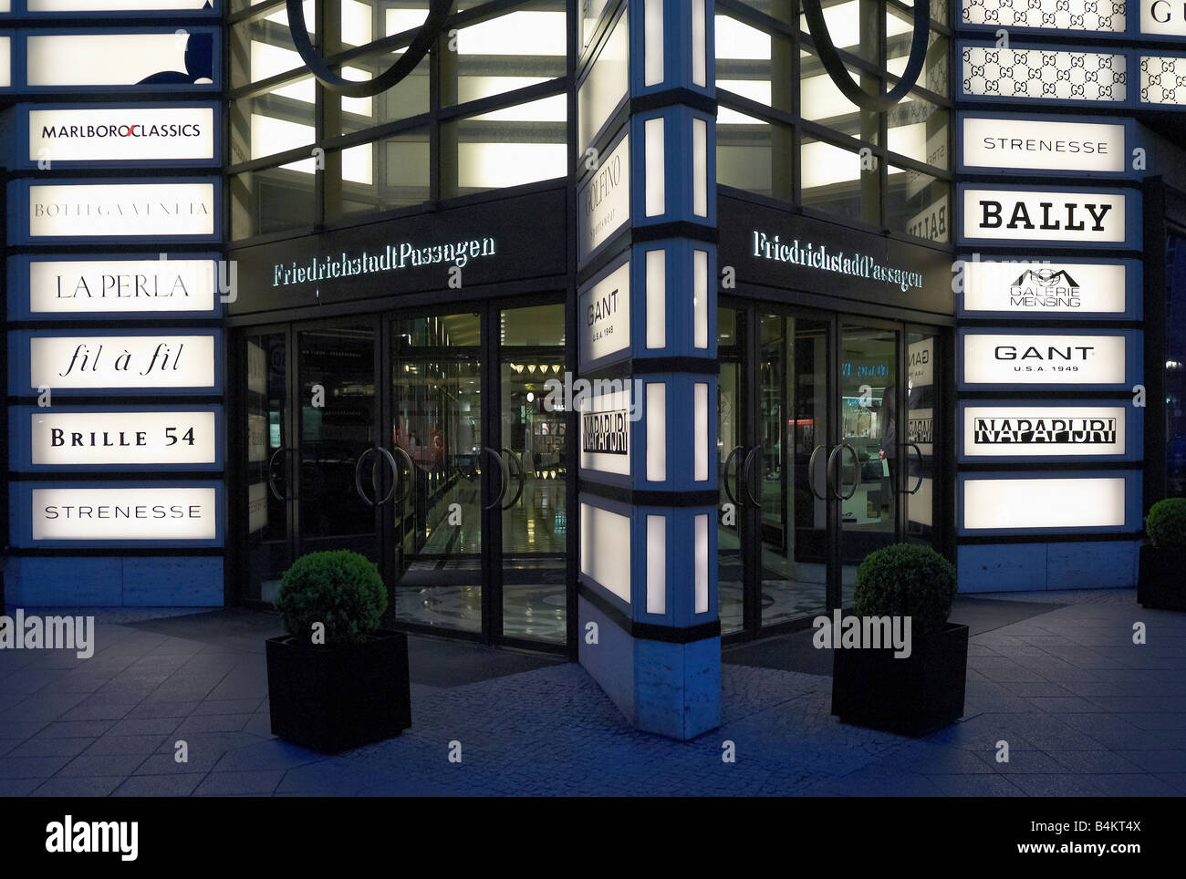 Germania Berlino, ingresso di Friedrichstrasse Passagen, Quartier 206 di sera Foto Stock
