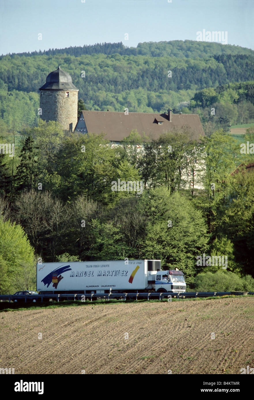Trasporto del carrello sulla autostrada A7 passando Neuenstein Castello, Germania. Foto Stock
