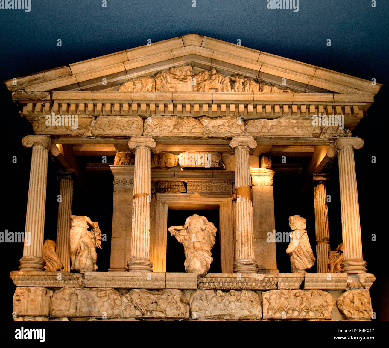 Nereid Monument, tomba scolpita da Xanthos , Lycia, Impero Persiano Achemenide, Fethiye, Turchia , 390 a.C., tomba di Arbinas, impero di Achemenide, Foto Stock