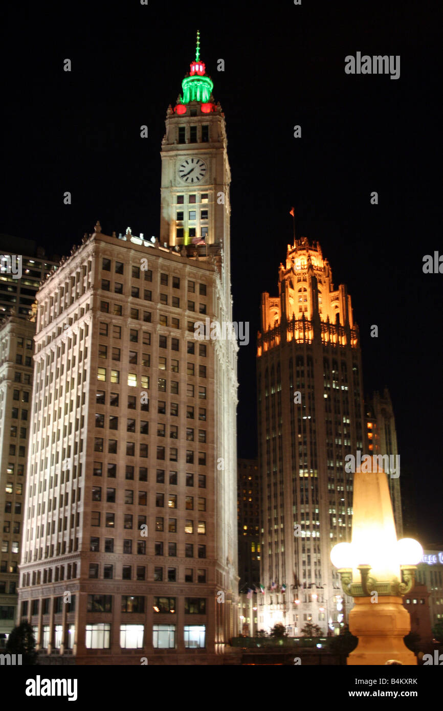 Vista notturna della Wrigley Building e la torre della tribuna, Chicago Illinois Foto Stock