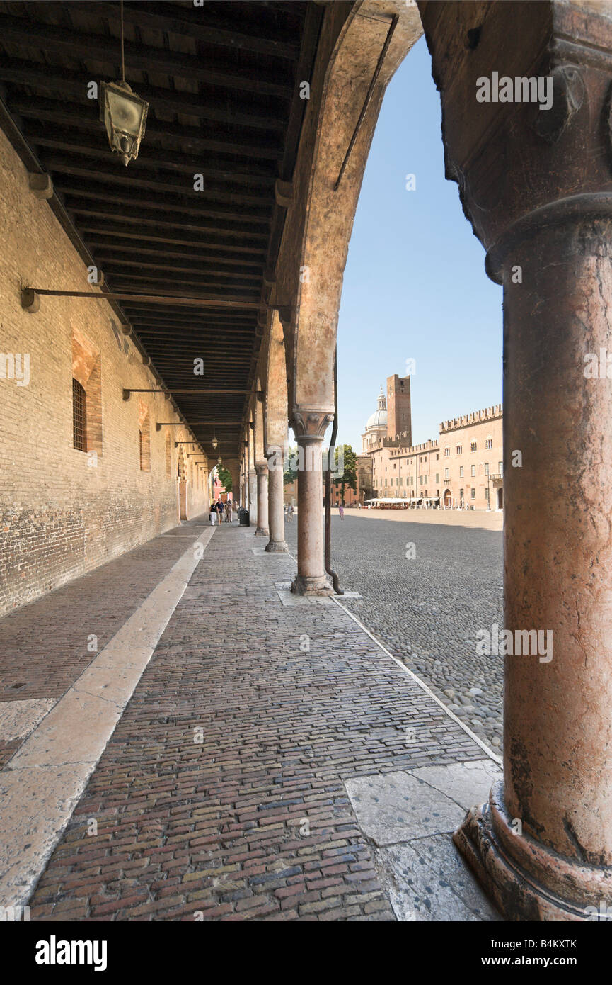 Piazza Sordello dal Palazzo del Capitano (parte del Palazzo Ducale), Mantova (Mantova), Lombardia, Italia Foto Stock