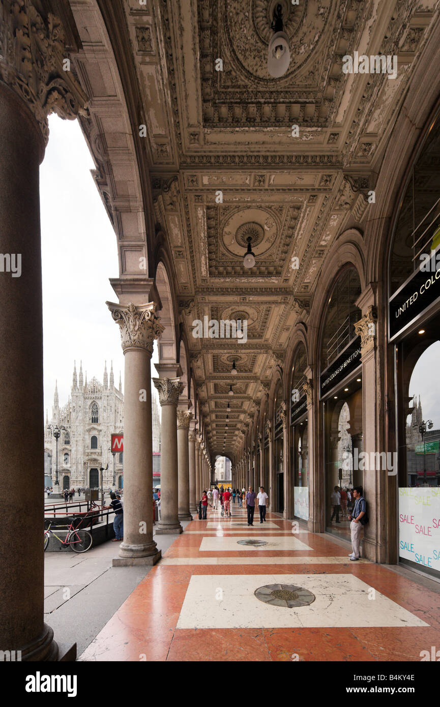 Shopping Arcade che si affaccia sulla Cattedrale e Piazza del Duomo di Milano, Lombardia, Italia Foto Stock