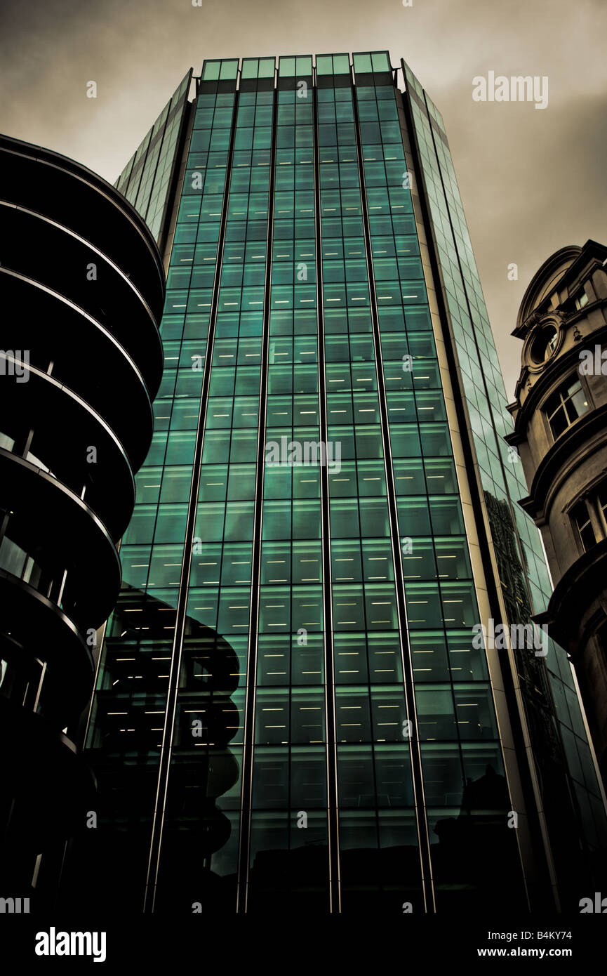 L'ex Stock Exchange Tower si trova al 125 di Old Broad Street, accanto all'esterno curvo di 60 Threadneedle Street. Londra Regno Unito. Foto Stock