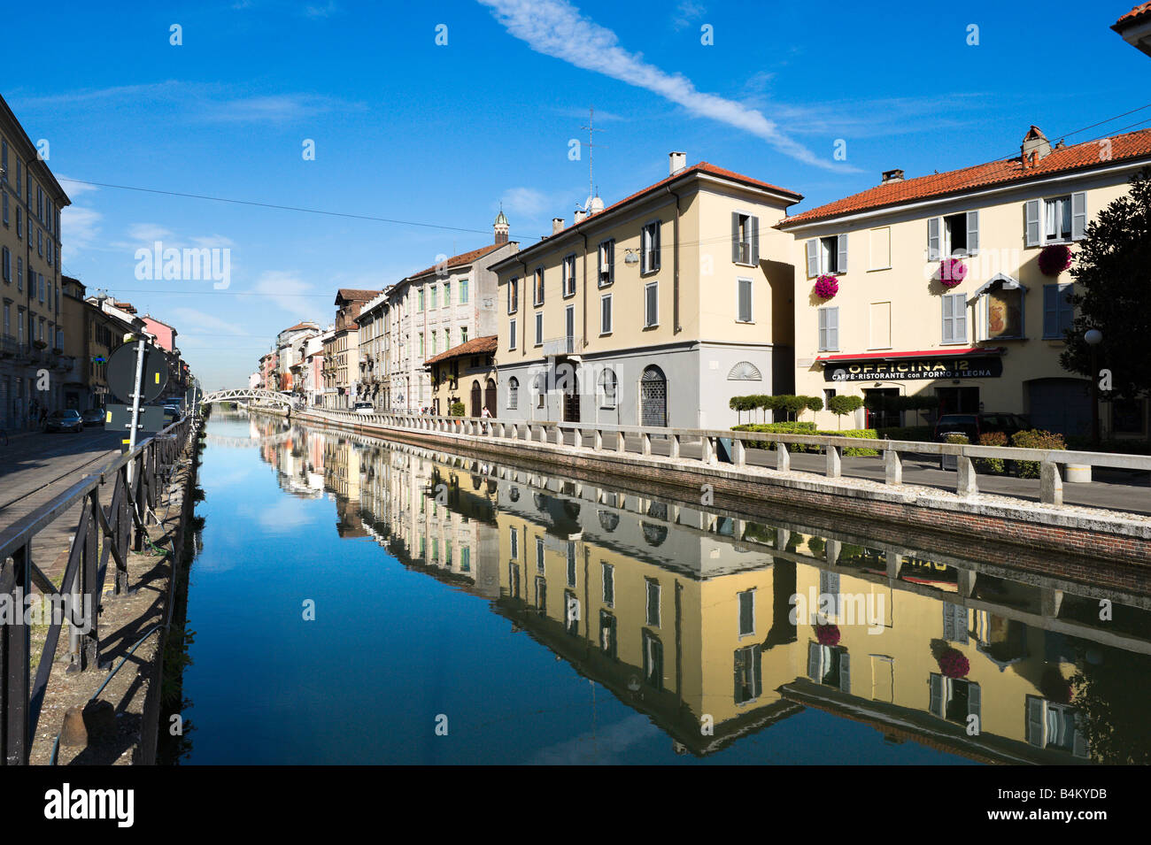 Il Naviglio Grande Canal nelle prime ore del mattino, Milano, Lombardia, Italia Foto Stock