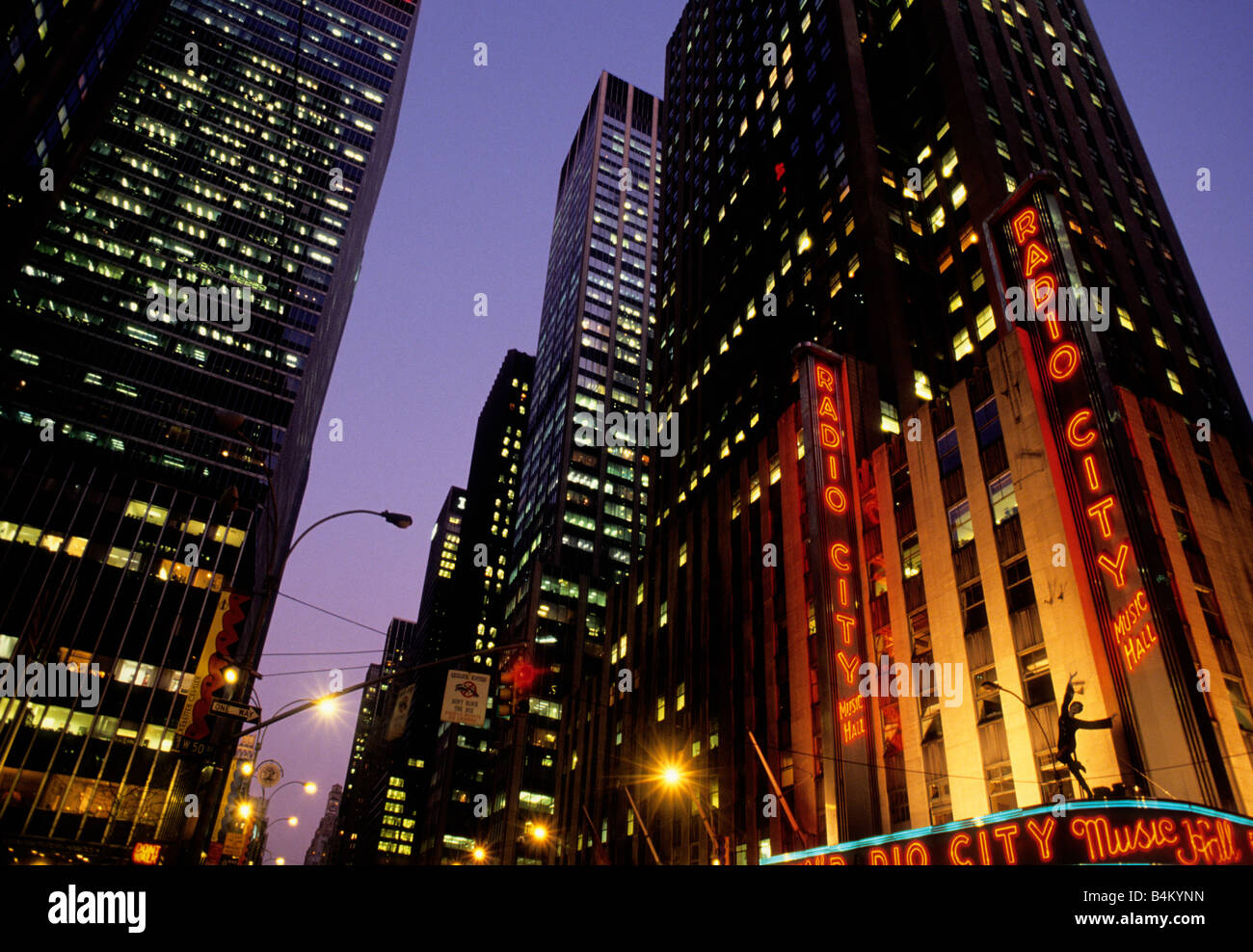 New York City radio City Music Hall con vista notturna sulla strada. Il teatro Art Deco è stato designato un punto di riferimento di New York City nel 1978. Luci al neon. Foto Stock