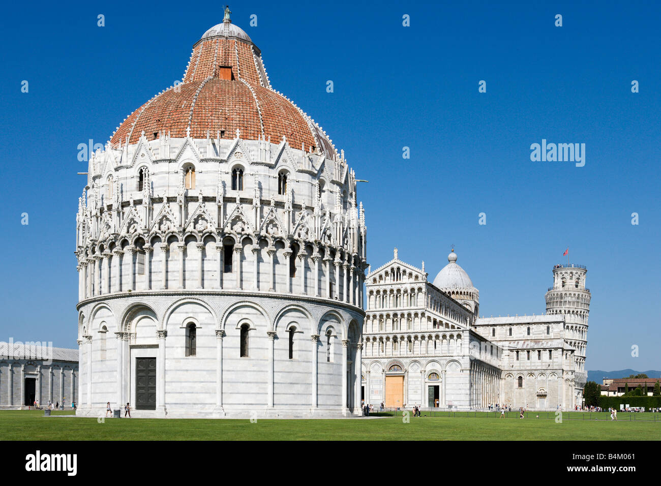 Il Battistero e il Duomo e la Torre Pendente e Piazza dei Miracoli a Pisa, Toscana, Italia Foto Stock