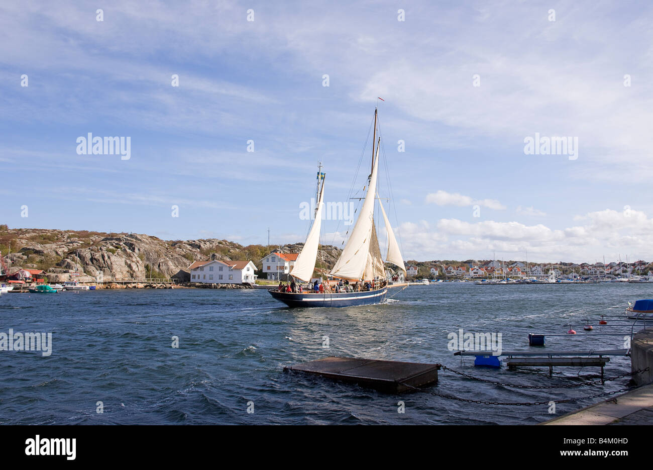 Un montante di due yacht della vela attraverso lo stretto voce per Marstrand Foto Stock