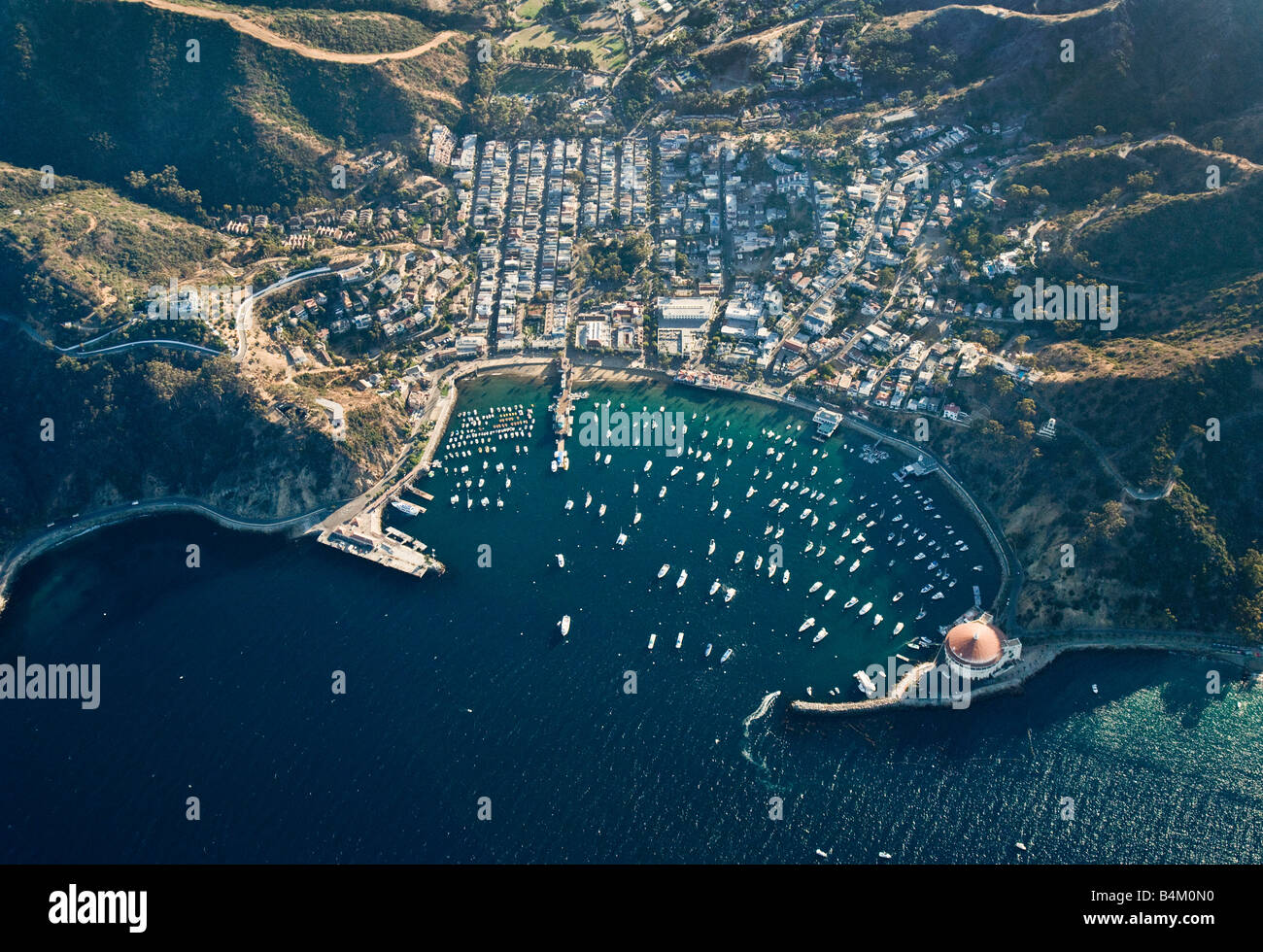 Vista aerea di Avalon, città sull isola Catalina la California Isole del Canale, il Parco Nazionale delle Channel Islands vista est Foto Stock