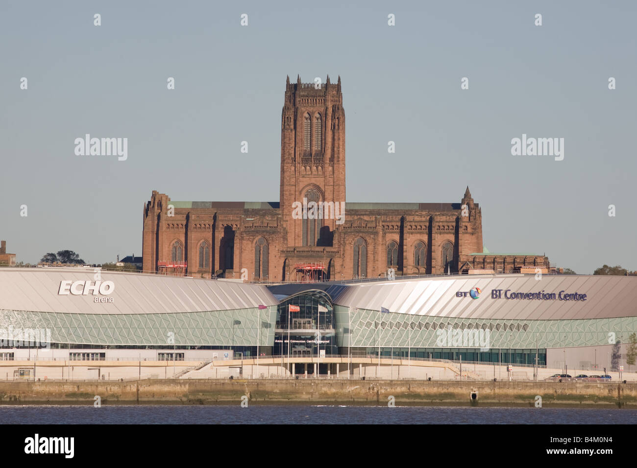 BT conference centre e Echo Arena con cattedrale anglicana in background Foto Stock