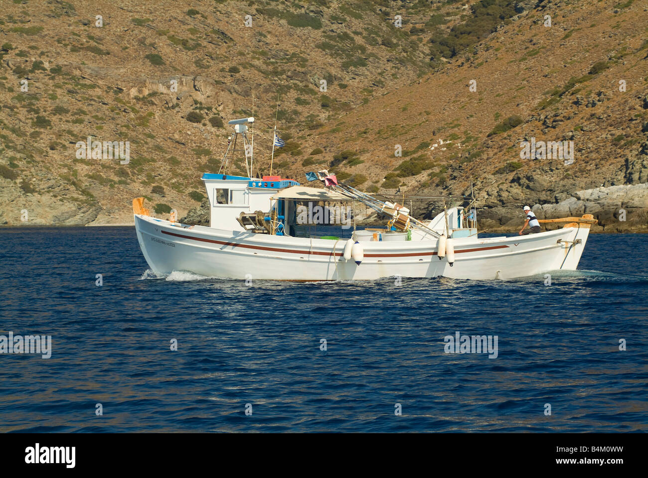 Un greco barca da pesca a strascico per pesci Off Lousa Bay Isola di Kithnos Cicladi Mar Egeo Grecia Foto Stock