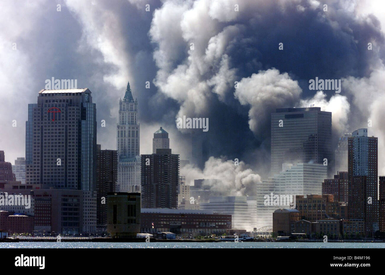 New York World Trade Center attentato suicida 2001 Fumo dal World Trade Center riempie la parte inferiore di Manhattan poco dopo la seconda torre crollata foto è effettuato attraverso il Fiume Hudson da Hoboken N J Foto Stock