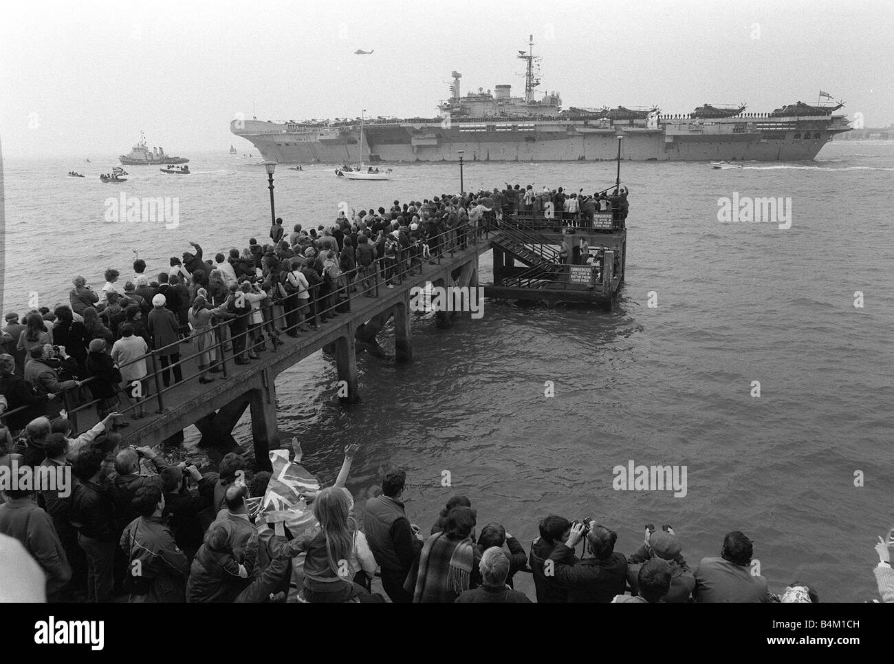 Royal Navy task force salpare uft Malvine a seguito dell'invasione dagli argentini costringe la nostra immagine mostra il dispositivo HMS Hermes bandiera shipof task force lasciando Portsmouth Foto Stock