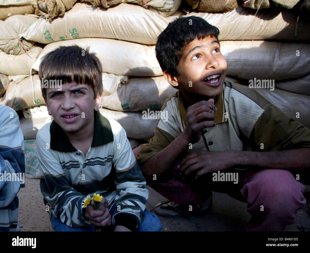 Iraq guerra 2003 bambini giocare intorno al contrappeso difesa che sono dotati intorno a Bagdad in preparazione per la prevista in vasion da Foto Stock