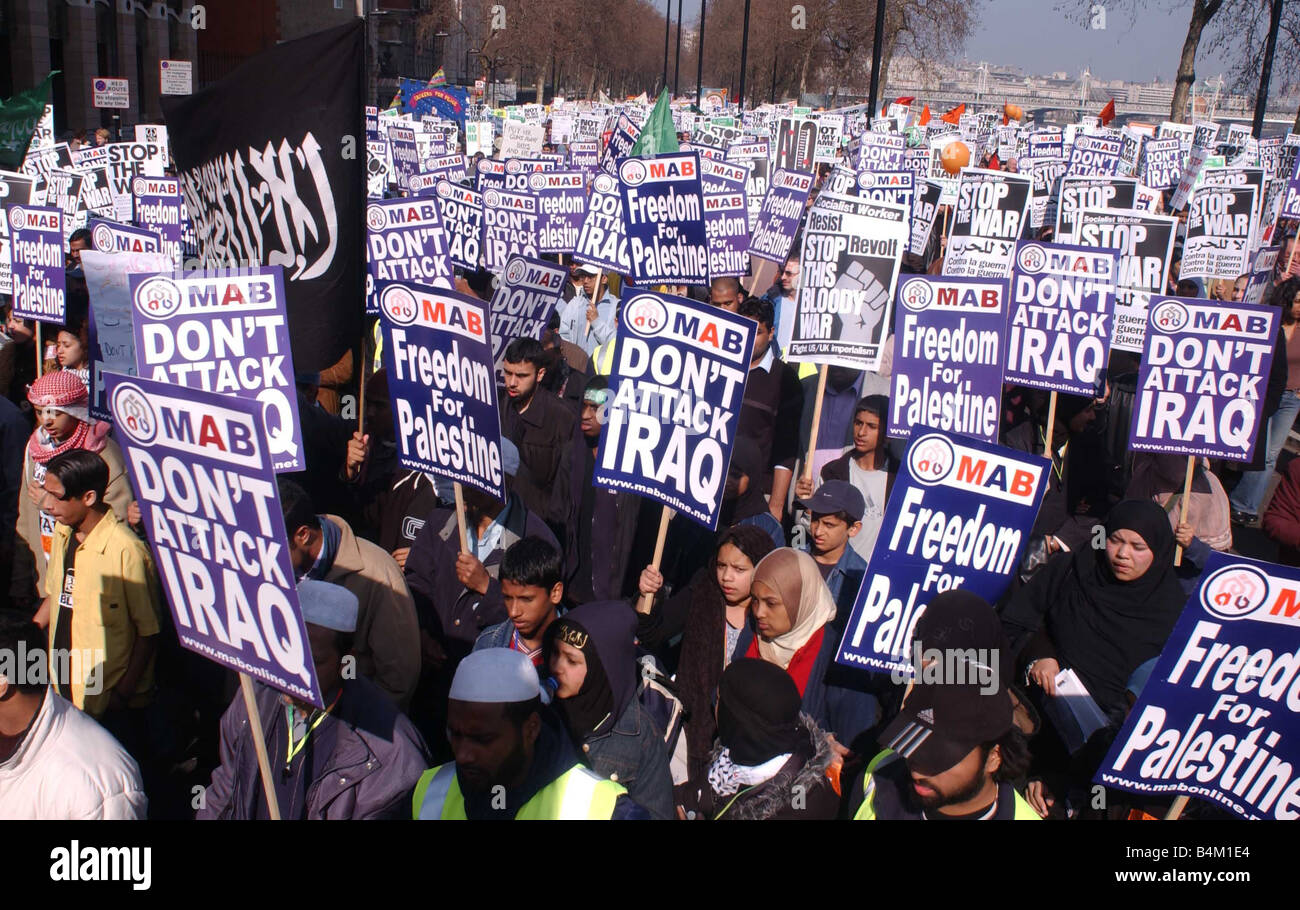 Le dimostrazioni anti guerra in Iraq protesta Londra Marzo 2003 musulmani marzo attraverso il centro di Londra si vede qui passando lungo il terrapieno che manifestano contro la guerra in Iraq Foto Stock