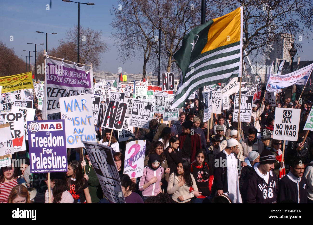 I musulmani britannici marzo alongt il terrapieno per protestare contro la guerra in Iraq Foto Stock